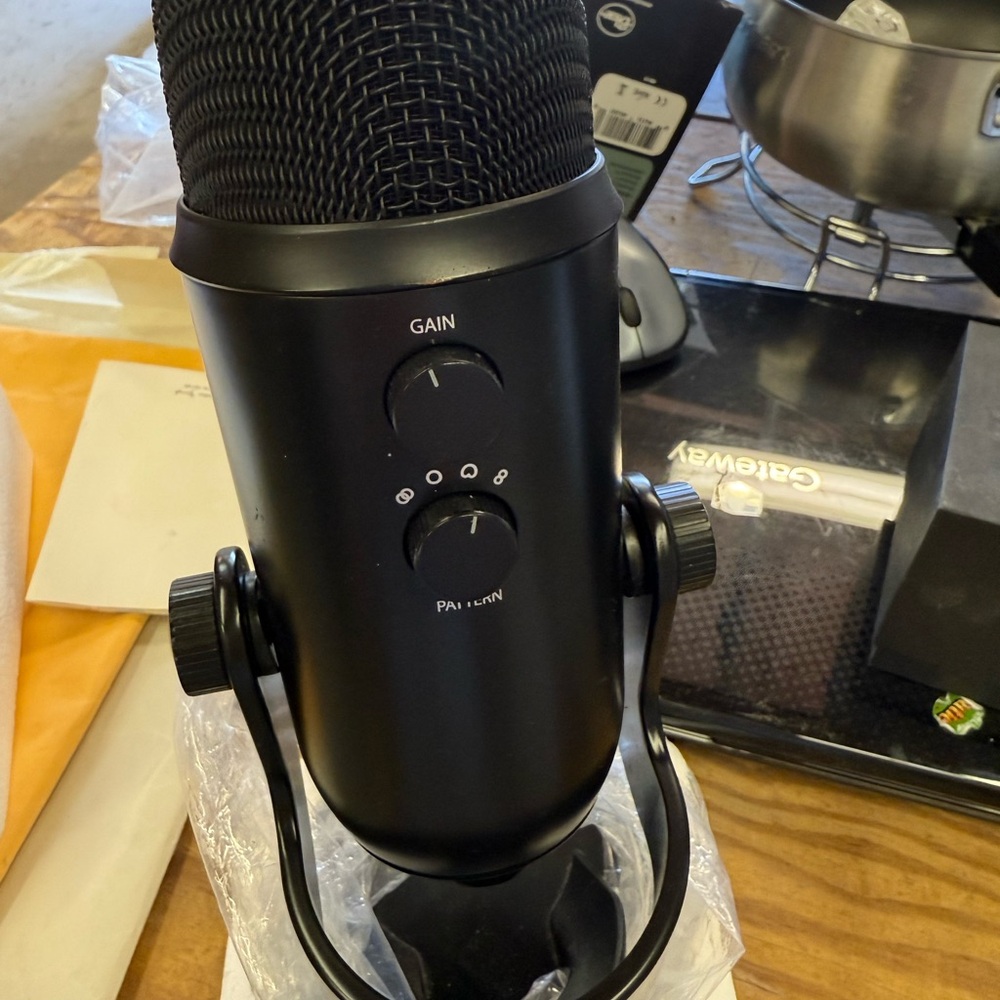 Blue Yeti Blackout USB Microphone - Picture 3 of 5